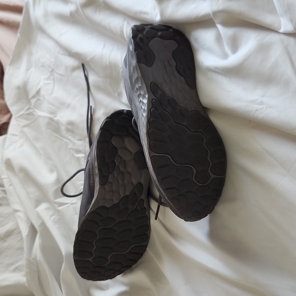 New balance frsh foam shoes - Picture 2 of 4